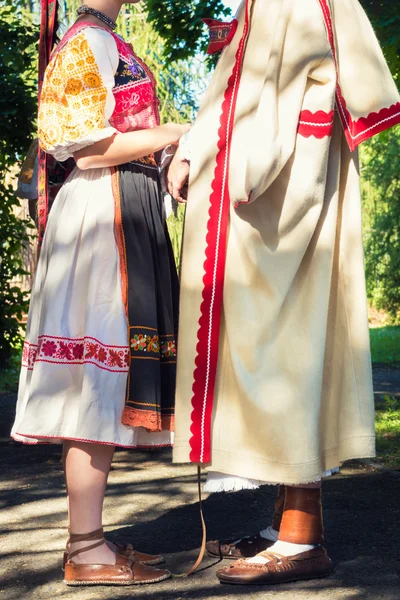 Молодая анонимная пара в фольклорных костюмах — стоковое фото