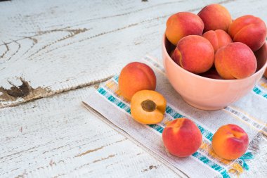 Vintage Beyaz ahşap masa üzerinde taze homegrown kayısı