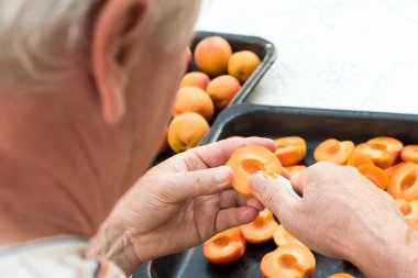 Anonim adam taze homegrown kayısı ikiye bölme