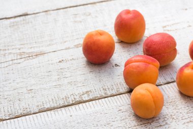 Vintage Beyaz ahşap masa üzerinde taze homegrown kayısı