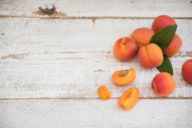Vintage Beyaz ahşap masa üzerinde taze homegrown kayısı görüntülemek yukarıdan