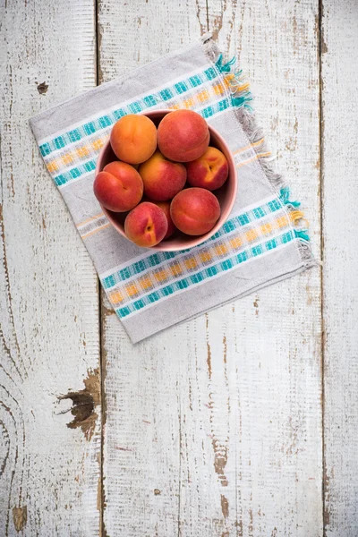 Verse homegrown abrikozen op vintage witte houten tafel, bekijken van bovenaf — Stockfoto