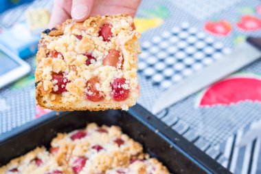 bir dilim tatlı ev yapımı kiraz pasta kek ile alarak el