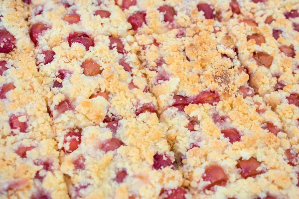 Süße hausgemachte Kirschtorte mit Crumble — Stockfoto