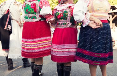 Anonim üst düzey Bayan arkadaşlar folklor kostümleri