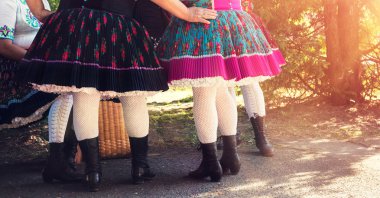 Anonim üst düzey Bayan arkadaşlar folklor kostümleri
