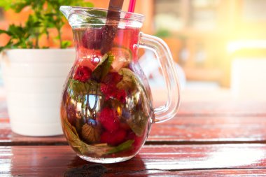 canlandırıcı yaz meyveleri limonata