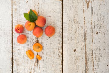 Vintage Beyaz ahşap masa üzerinde taze homegrown kayısı görüntülemek yukarıdan