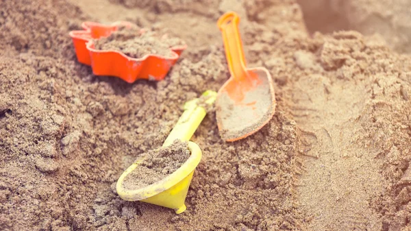 Giocattoli di plastica per bambini in sabbiera o su una spiaggia — Foto Stock