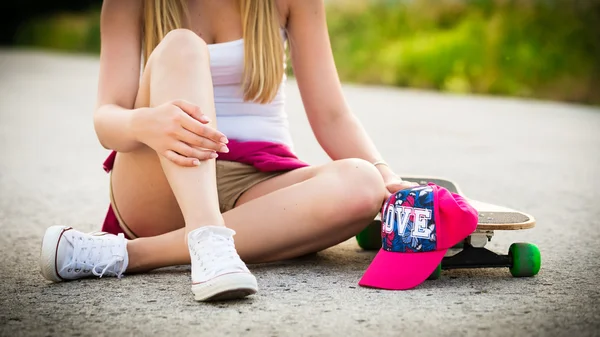 Menina adolescente anônima com skate — Fotografia de Stock
