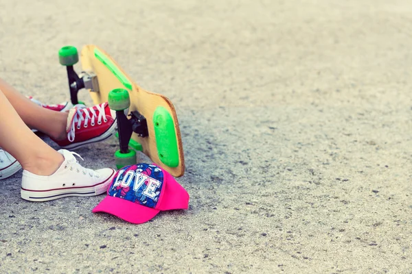 Hipster jeugdvrienden met skateboard, colorised beeld — Stockfoto