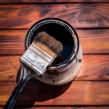 Eski kullanılan boya fırçası bir boya yanında görüntüleyebilir yukarıdan