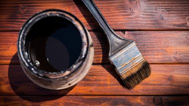 Eski kullanılan boya fırçası bir boya yanında görüntüleyebilir yukarıdan