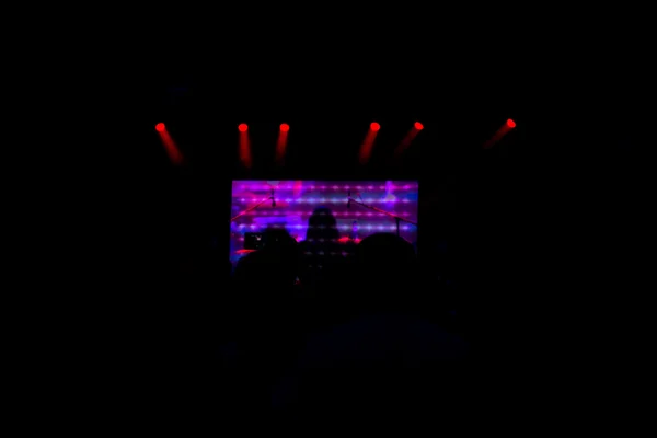 Palco de festival abstrato com fundo de luzes roxas e azuis — Fotografia de Stock