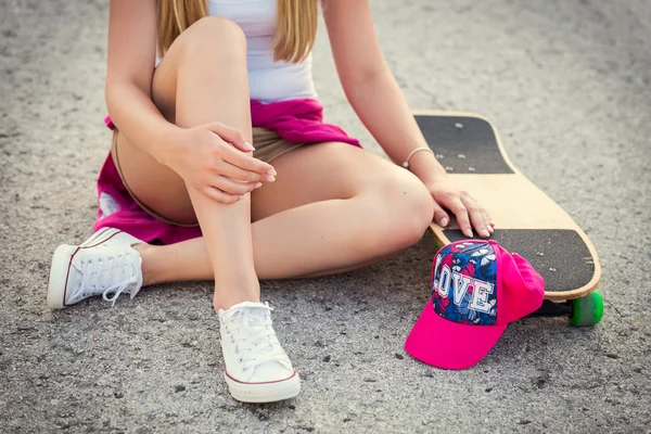 Anonimo adolescente con skateboard — Foto Stock