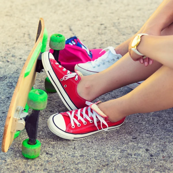 Hipster amigos adolescentes com skate, imagem colorida — Fotografia de Stock