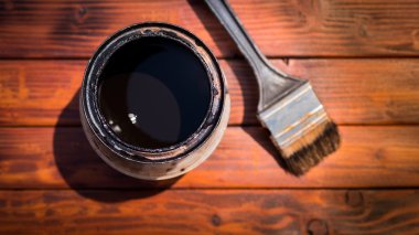 Eski kullanılan boya fırçası bir boya yanında görüntüleyebilir yukarıdan