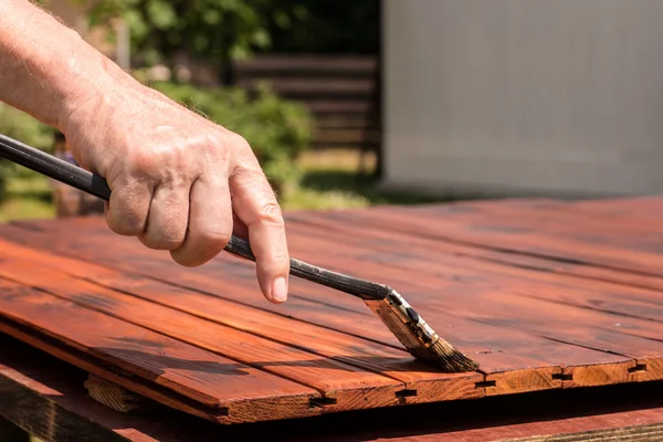 Hombre con pincel, concepto de bricolaje —  Fotos de Stock