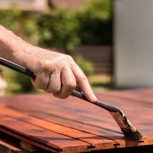 Hombre con pincel, concepto de bricolaje — Foto de Stock