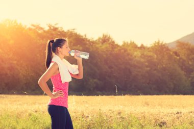 Çekici Bayan koşu sonra holding şişe suyu bir mola