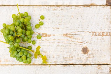 Beyaz ahşap antika masa üzerinde üzüm