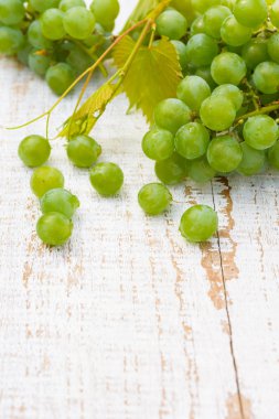 Beyaz ahşap antika masa üzerinde üzüm