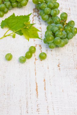 Beyaz ahşap antika masa üzerinde üzüm