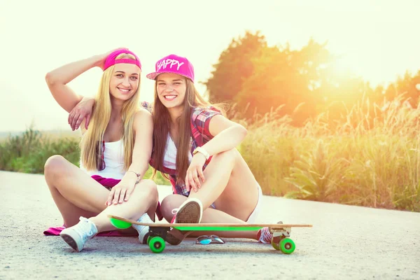 스케이트 보드, sunflare colorised 이미지와 매력적인 미소 hipster 십 대 친구 — 스톡 사진