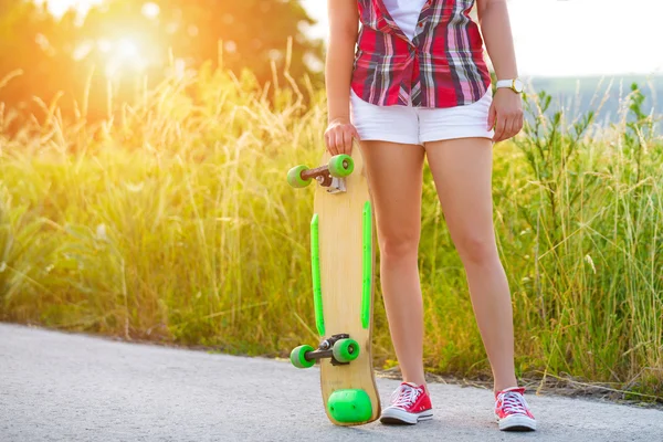 Anônimo hipster adolescente com skate — Fotografia de Stock
