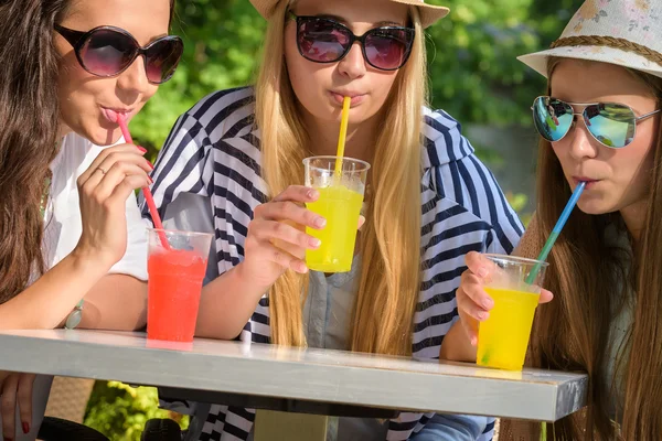 Açık bir kafede, dostluk kavramı kokteyller tatmak üç çekici kız — Stok fotoğraf