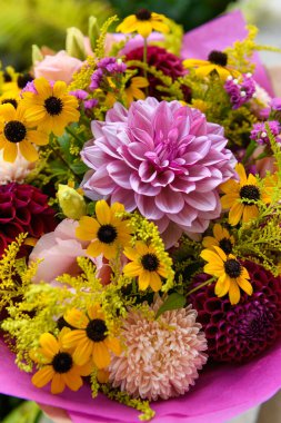 Yaz buketi. Güzel şeftali, sarı, mor, morumsu, fuşya ve bordo çiçeği düzenlemesi. Yaz çiçeklerinden yapılmış doğum günü ya da düğün buketi.