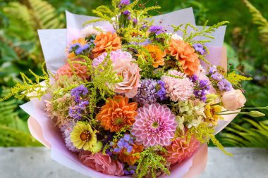 Yaz buketi. Güzel pembe, mor, allık ve turuncu çiçek aranjmanı. Yaz çiçeklerinden yapılmış doğum günü ya da düğün buketi.