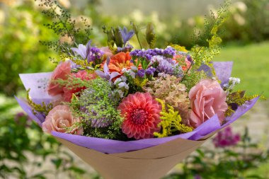 Yaz buketi. Güzel mor, kızarık ve turuncu çiçek aranjmanı. Yaz çiçeklerinden yapılmış doğum günü ya da düğün buketi.