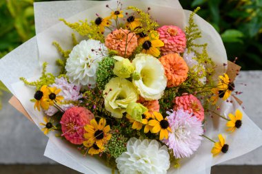 Yaz buketi. Güzel beyaz ve somon portakalı taze çiçek aranjmanı. Yaz çiçeklerinden yapılmış doğum günü ya da düğün buketi.