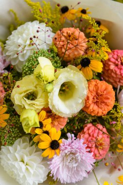 Yaz buketi. Güzel beyaz ve somon portakalı taze çiçek aranjmanı. Yaz çiçeklerinden yapılmış doğum günü ya da düğün buketi.