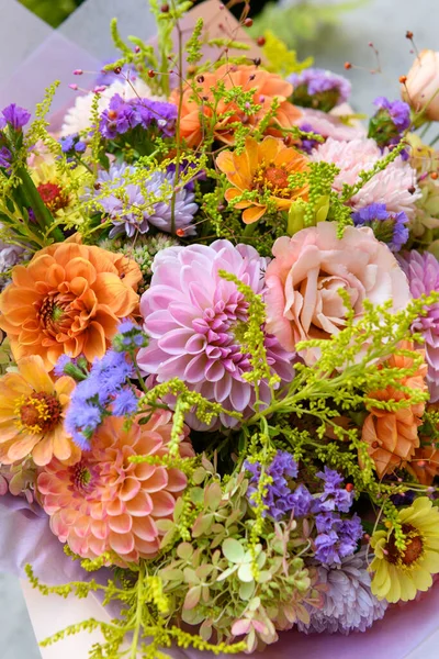 Yaz buketi. Güzel pastel renkli taze çiçek aranjmanı. Yaz çiçeklerinden yapılmış doğum günü ya da düğün buketi.