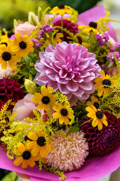 Yaz buketi. Güzel şeftali, sarı, mor, morumsu, fuşya ve bordo çiçeği düzenlemesi. Yaz çiçeklerinden yapılmış doğum günü ya da düğün buketi.