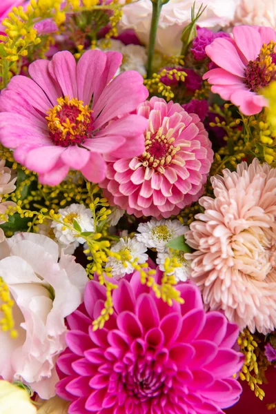 Yaz buketi. Güzel pembe yıldız çiçekleri, lisianthus ve zinya çiçekleri. Doğum günü ya da düğün buketi yaz çiçeklerinden yapılmıştır..