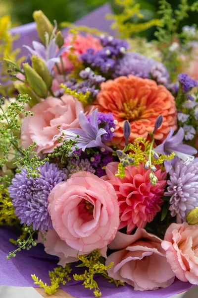 Yaz buketi. Güzel mor, kızarık ve turuncu çiçek aranjmanı. Yaz çiçeklerinden yapılmış doğum günü ya da düğün buketi.