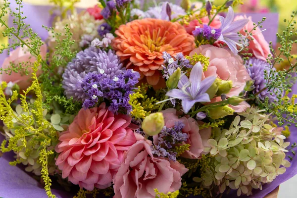 Yaz buketi. Güzel mor, kızarık ve turuncu çiçek aranjmanı. Yaz çiçeklerinden yapılmış doğum günü ya da düğün buketi.