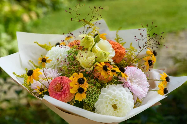 Yaz buketi. Güzel beyaz ve somon portakalı taze çiçek aranjmanı. Yaz çiçeklerinden yapılmış doğum günü ya da düğün buketi.