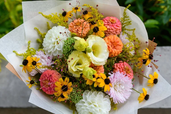 Yaz buketi. Güzel beyaz ve somon portakalı taze çiçek aranjmanı. Yaz çiçeklerinden yapılmış doğum günü ya da düğün buketi.