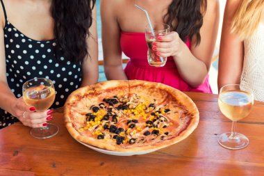 Pizza paylaşımı anonim arkadaşlar