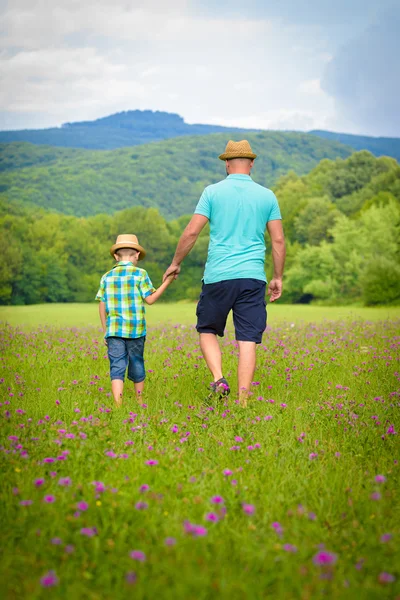 Vader en zoon hand in hand, zomer familie tijd concept — Stockfoto