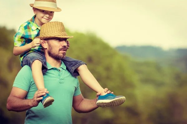 Mutlu baba ve oğul zaman kavramı — Stok fotoğraf