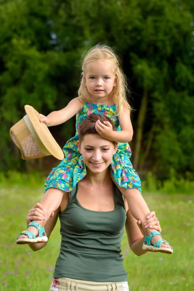 Mãe e filha felizes se divertindo juntos, conceito de tempo de família — Fotografia de Stock