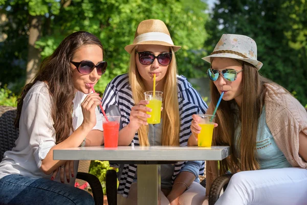 Açık bir kafede, dostluk kavramı kokteyller tatmak üç çekici kız — Stok fotoğraf