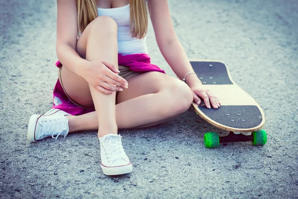 Anonymous hipster teenage girl with skateboard — Stock Photo, Image