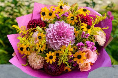 Yaz buketi. Güzel şeftali, sarı, mor, morumsu, fuşya ve bordo çiçeği düzenlemesi. Yaz çiçeklerinden yapılmış doğum günü ya da düğün buketi.