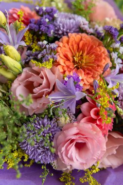 Yaz buketi. Güzel mor, kızarık ve turuncu çiçek aranjmanı. Yaz çiçeklerinden yapılmış doğum günü ya da düğün buketi.